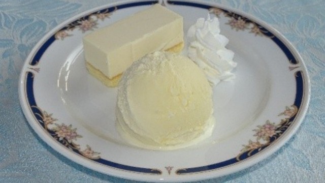 レアチーズケーキとバニラアイス添え 800円